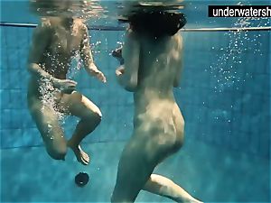 2 jaw-dropping amateurs showing their figures off under water