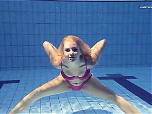 sizzling Elena displays what she can do under water